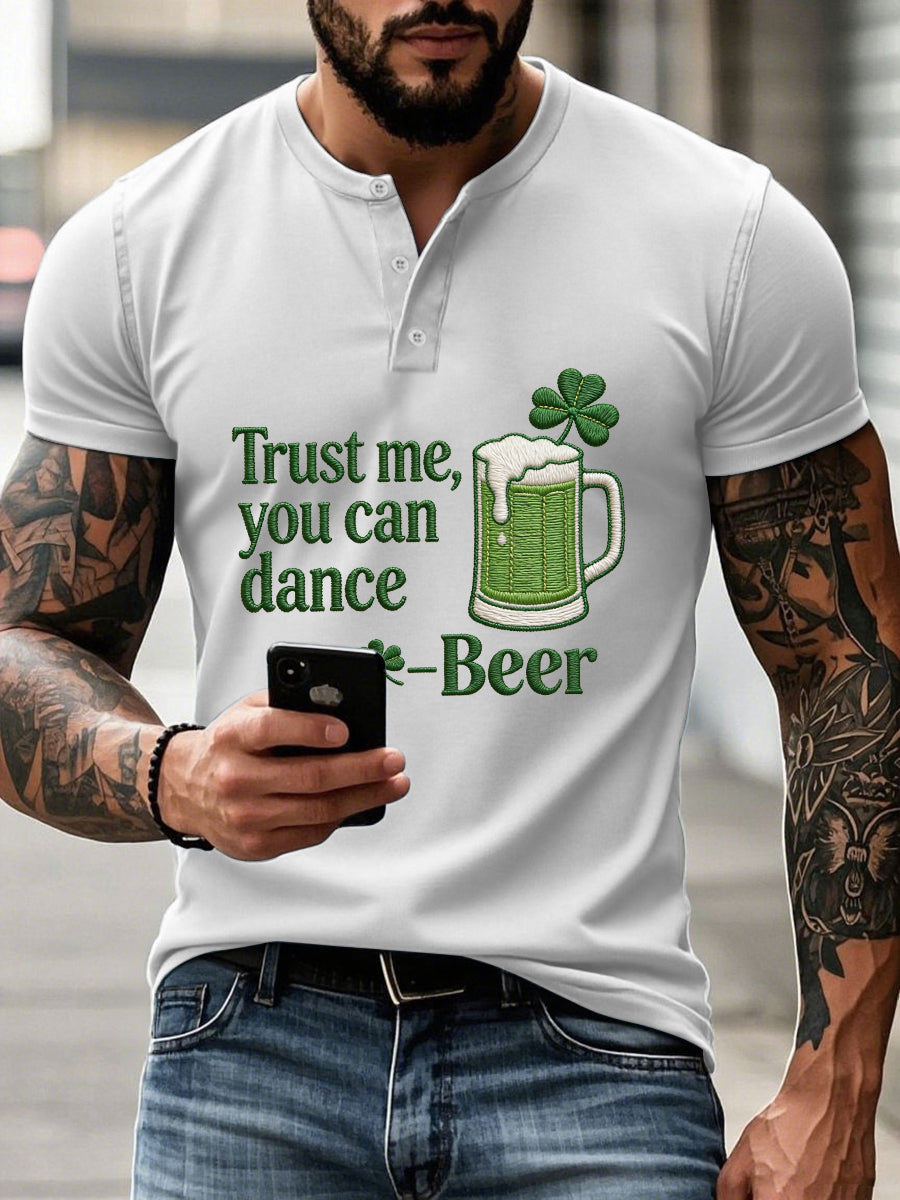 Kvällens roliga t-shirt för män med påskliljor och klöver.