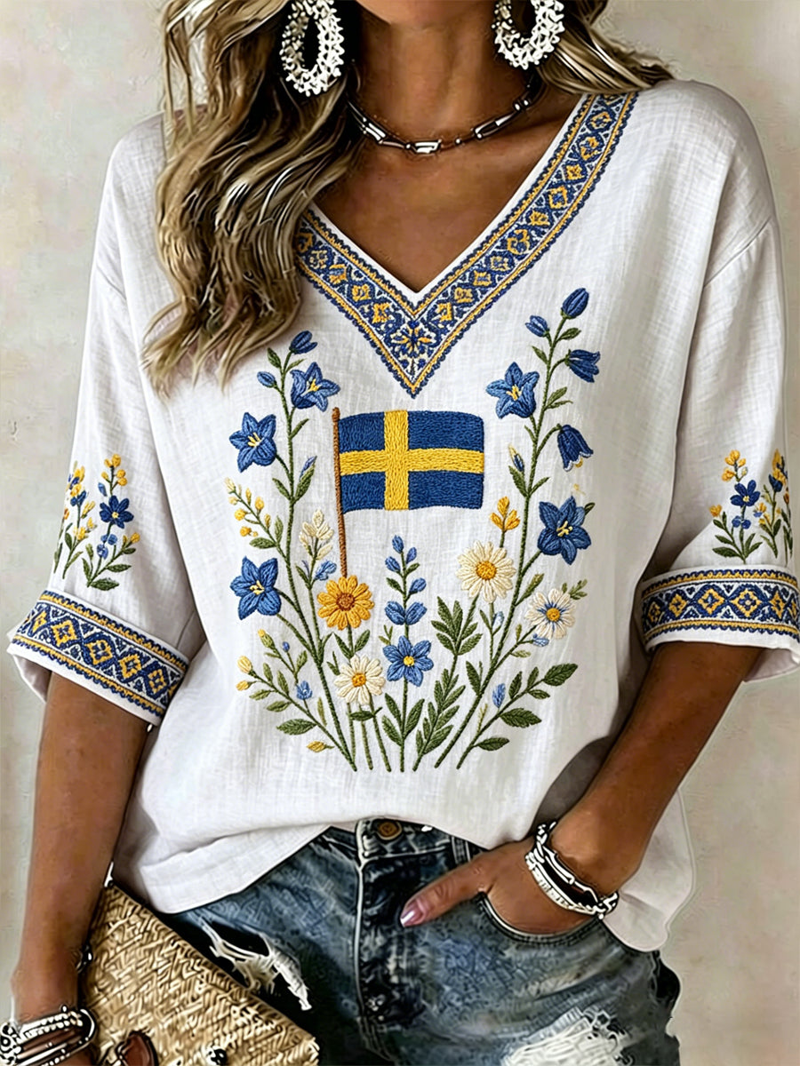 Women's mat with Swedish print of plants and flowers, relaxed fit t-shirt