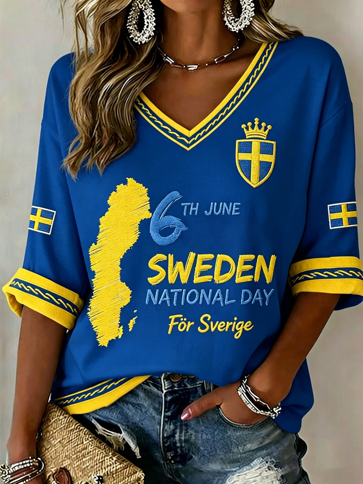 Dammtröja med V-ringning och broderad färgblockdesign samt tryck med motiv från nationaldagen