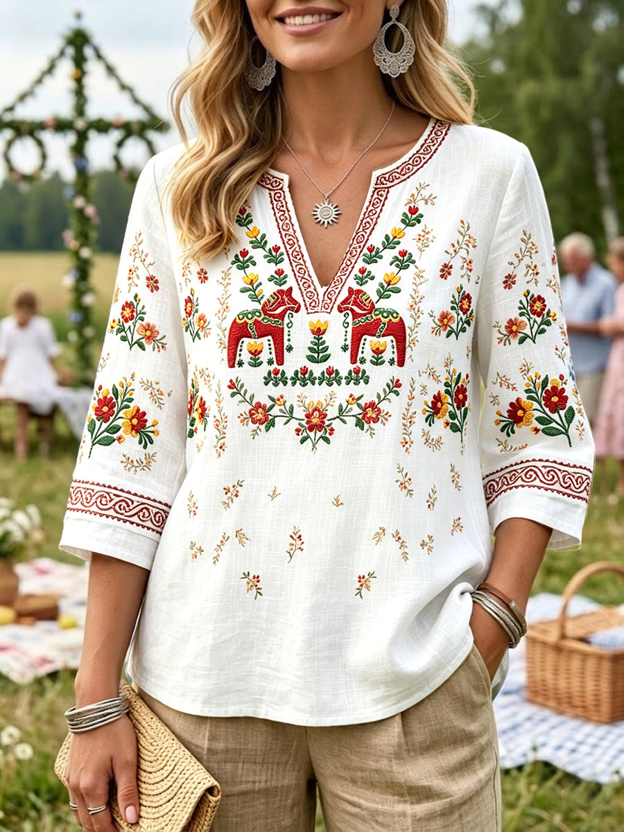 Dams vit svensk midsommar-Dalahästprint avslappnad T-shirt med V-ringning