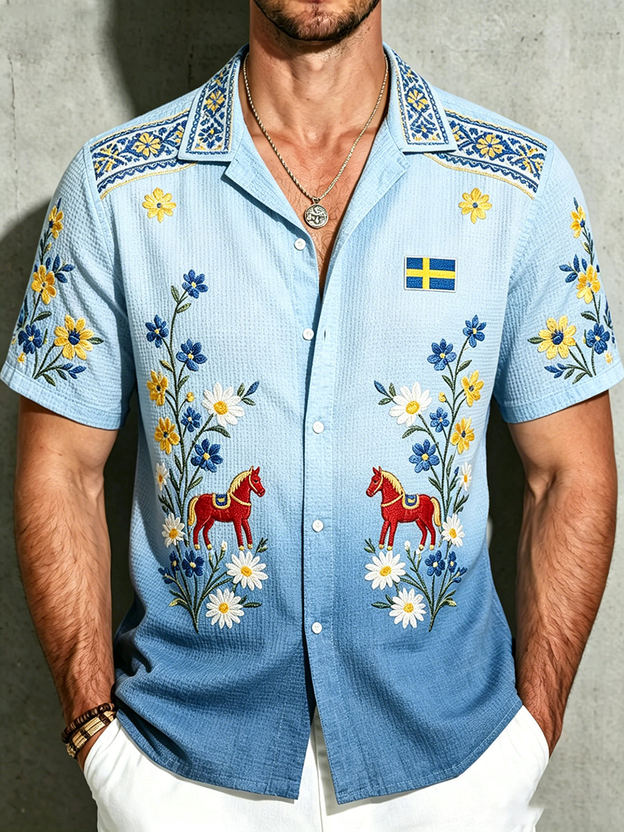 Herrskjorta i waffelstickat tyg med blommönster och riddhästtryck, kortärmad