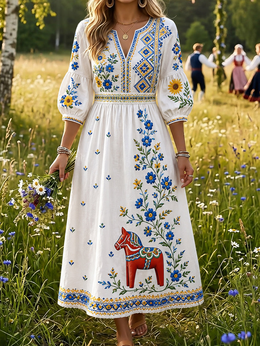 Damklänning i vintagestil med svensk dalahäst, broderad blomsterkonst och avslappnad passform