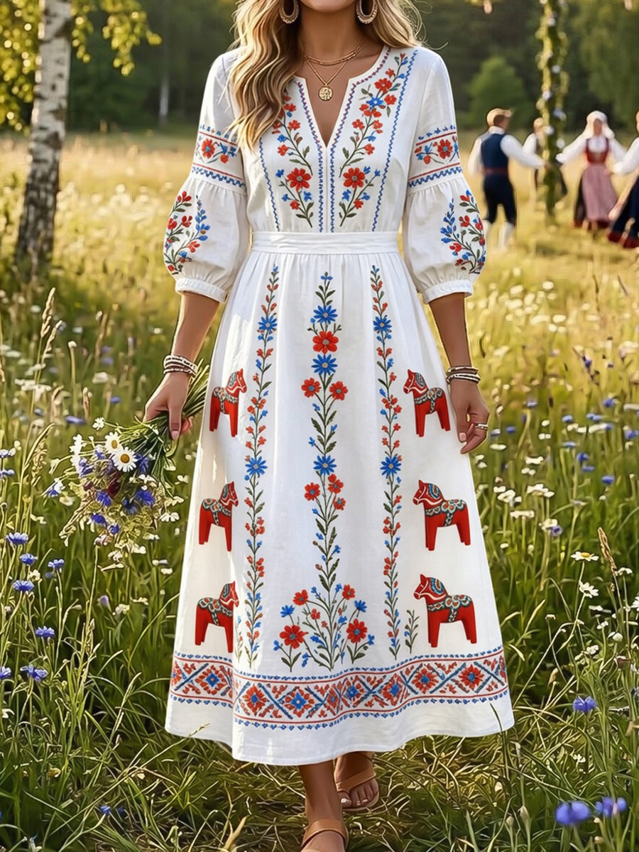 Damklänning i vintagestil med svensk dalahäst, broderad blomsterkonst och avslappnad passform