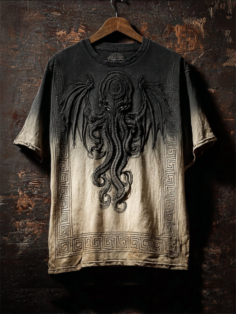 Manslångärmad t-shirt i mörk färg med kontrasterande gradient och tryck föreställande den gamla store Cthulhu