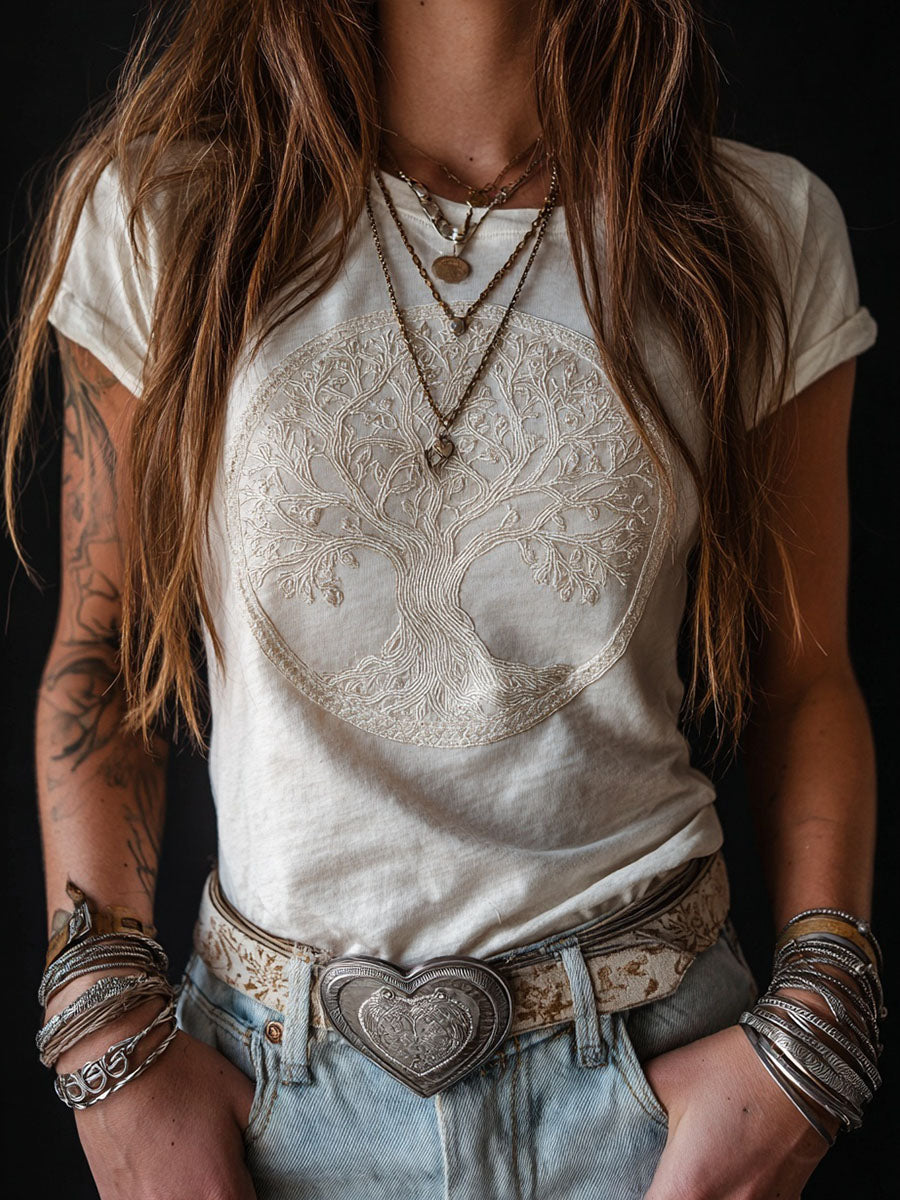Kvinnlig vintage-vikingisk träd av livet-mönstrad t-shirt med korta ärmarna