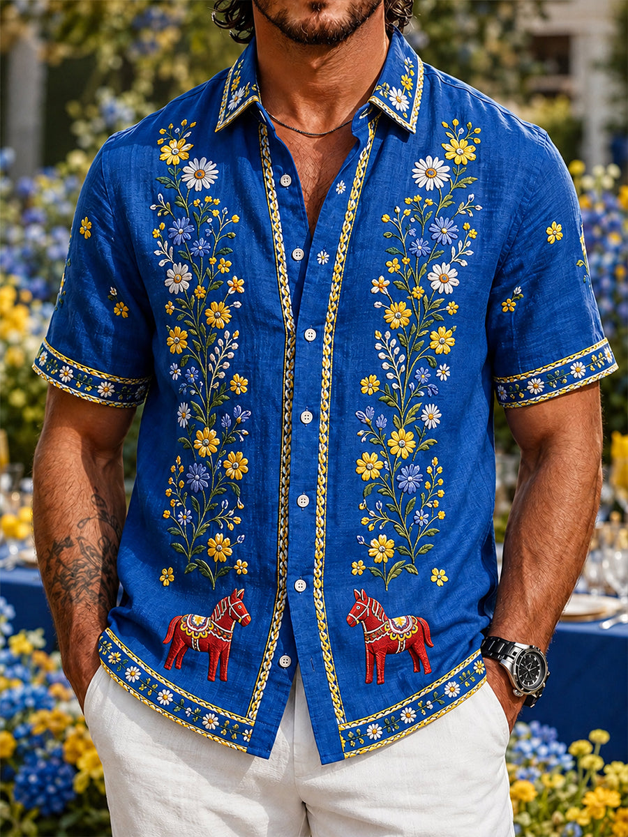 Retro svensk midsommarblommig karusellkonsttryck avslappnad skjorta i bomull och lin