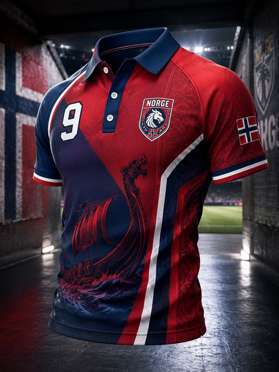 Herrlig raglanpolo med korte ermer og trykk med viking- og fotballmotiv