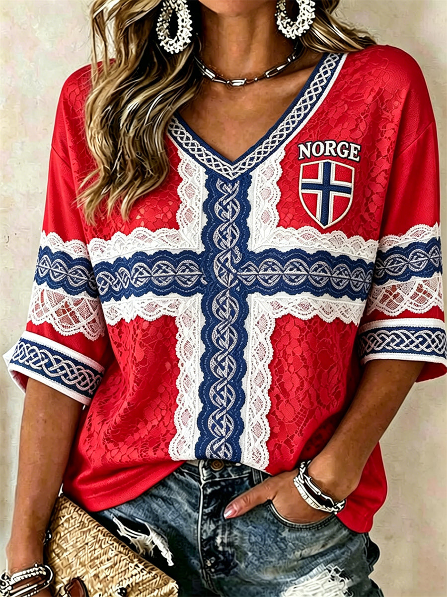 Kvinnelig fotballflagg fra Norge – inspirert blonder, kunsttrykk, midtlange ermer og V-utfelling T-skjorte