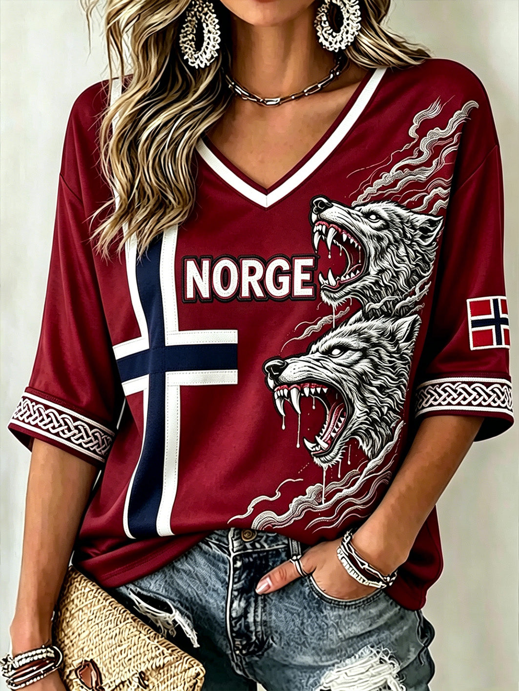 Damelik T-skjorte i retro norsk vikingstil med dyremotiv, midtlange ermer og V-utringning