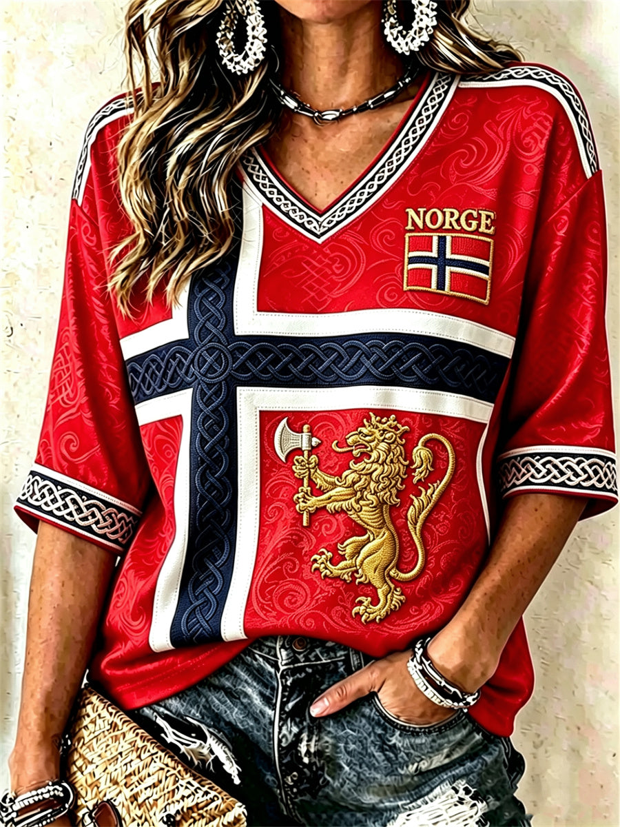 Damelue med trykk av Norgesflagget, løve, viking og keltisk knute, middellang erme og V-utringning