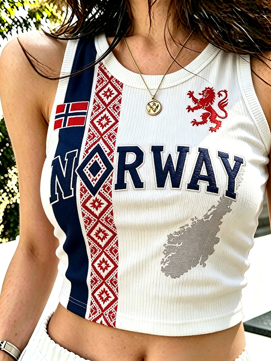 Damegenser med norsk etnisk mønsterflagg, rund hals og avslappet stil