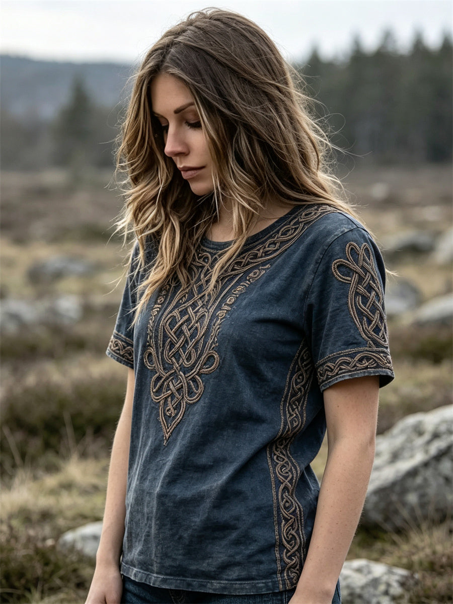Kvinnlig vintage-vikingisk t-shirt med keltisk knutmönster och korta ärmar