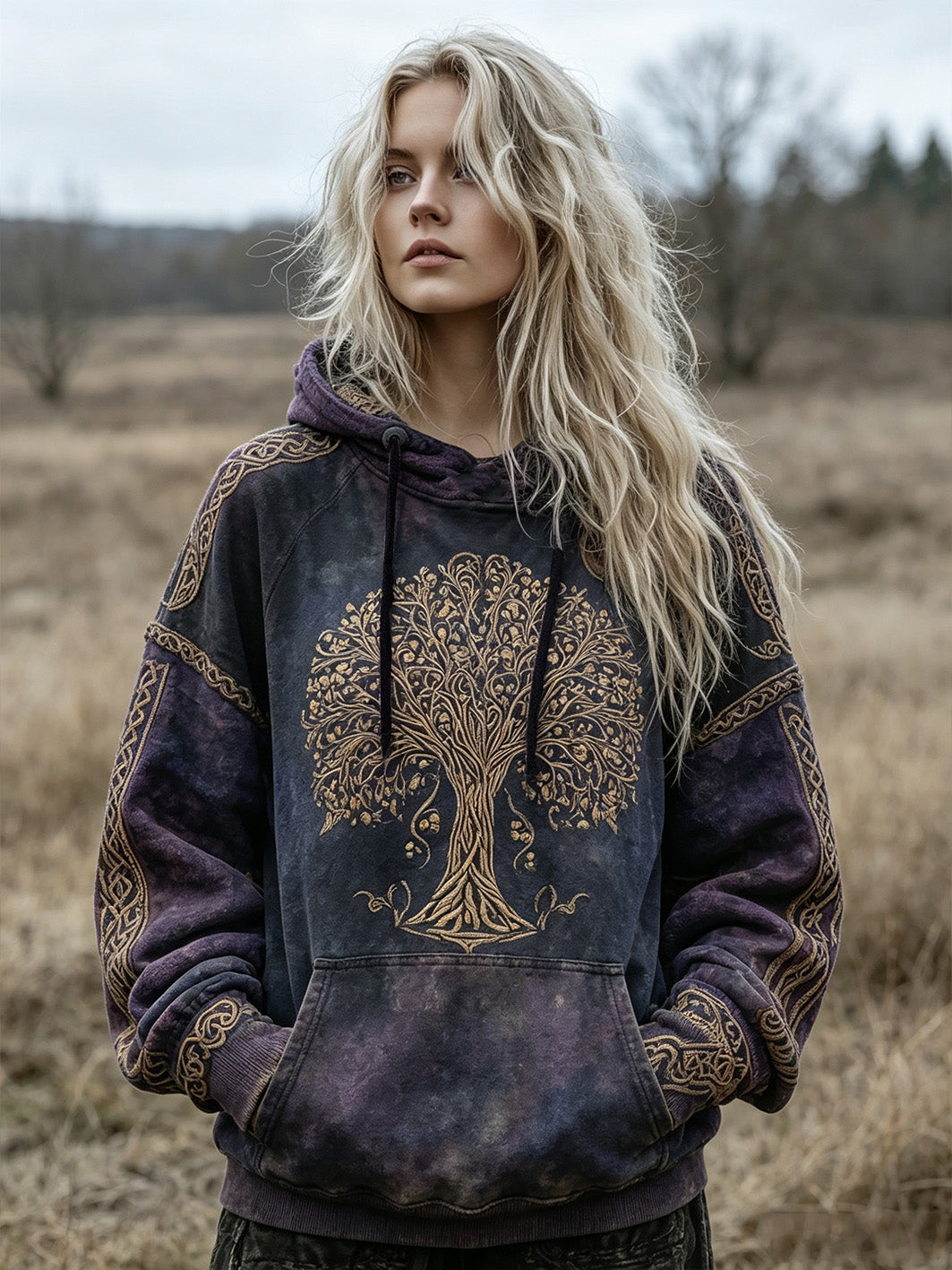 Kvinnlig avslappnad hoodie med retrotryck föreställande Vikingernas livsgran