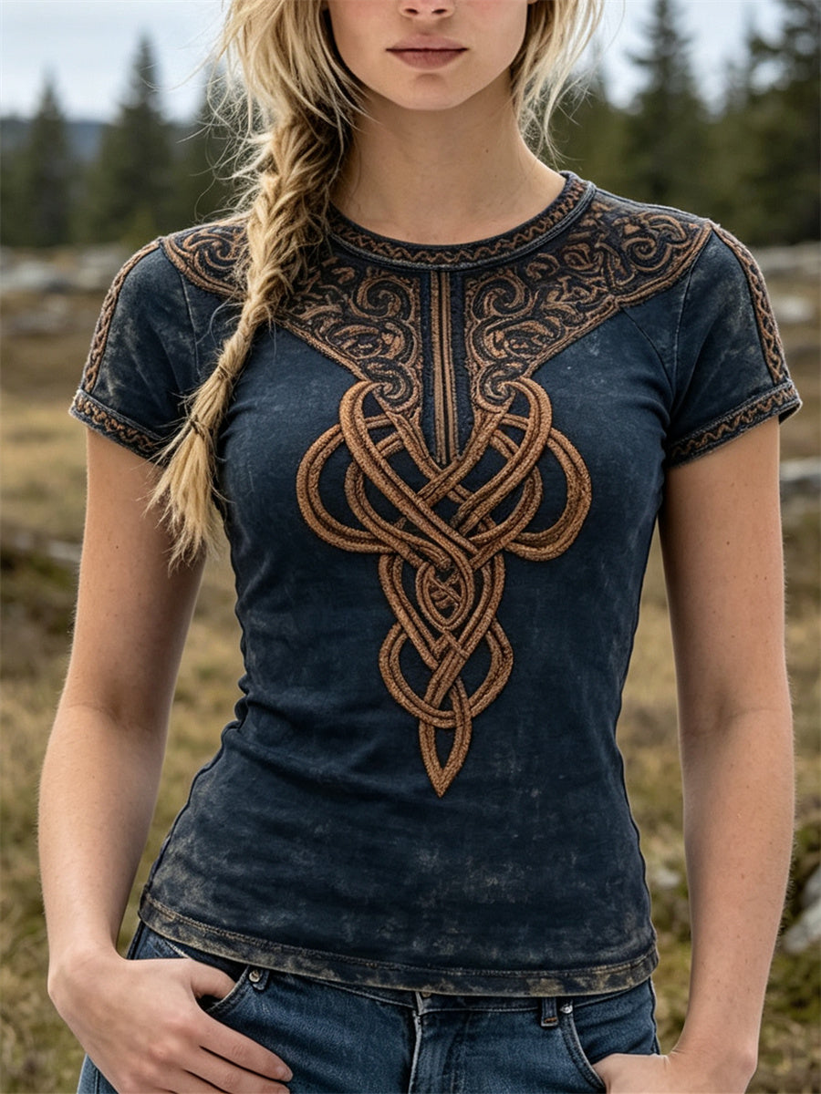 Kvinnlig vintage-vikingisk t-shirt med keltisk knutmönster och korta ärmar