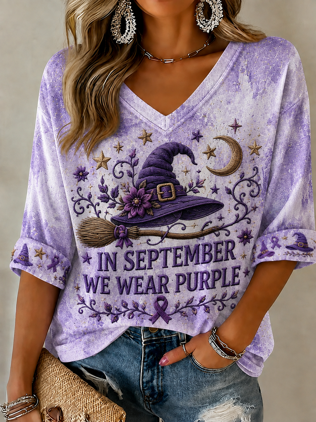 Kvinnors septemberklädsel: Lila t-shirt med halvlånga ärmar och v-ringning