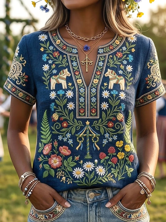 Dams retro svensk midsommarblommig konstavslappnad t-shirt med V-ringning