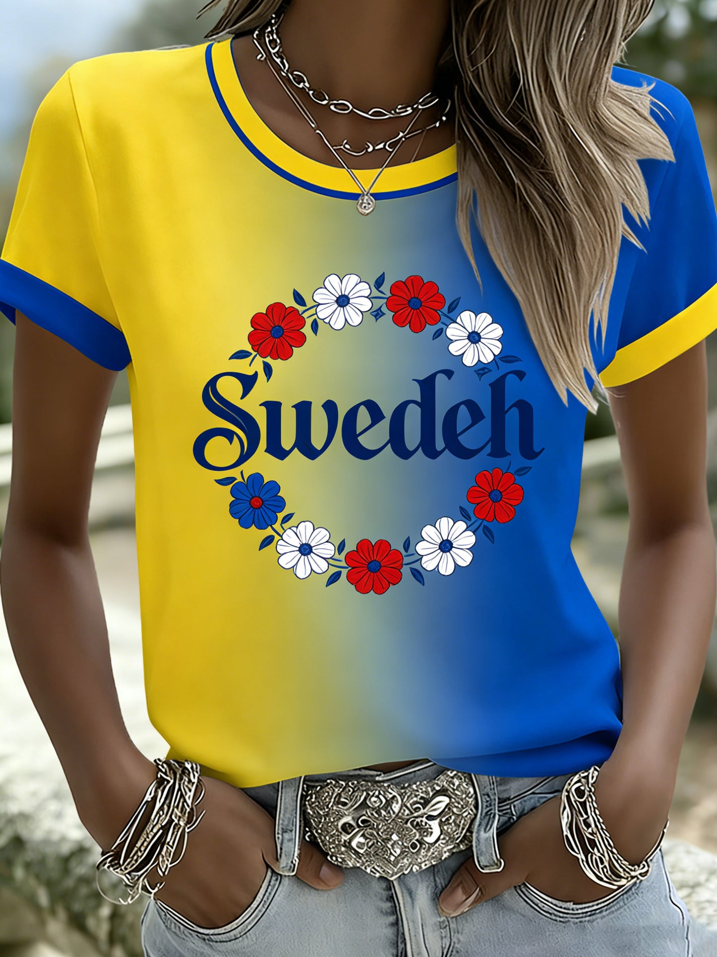 Damtröja med konsttryck på temat den svenska flaggan