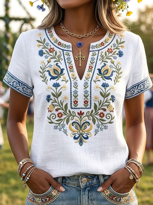 Kvinnlig vintage svensk midsommarblommig konst V-ringad t-shirt