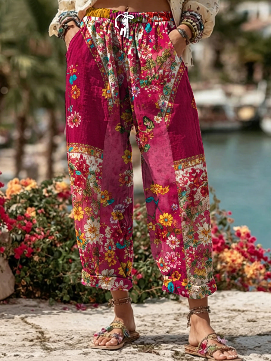 Damslips i bohemisk stil med blommönstrad brodyr, kontrastfärger och mix av linne – lediga byxor
