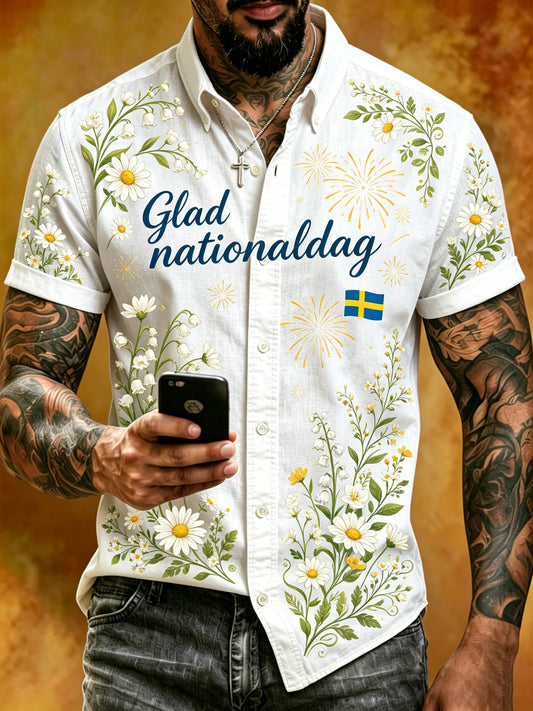 Herrskjorta med korta ärmar och konstnärlig tryck som firar Sveriges nationaldag