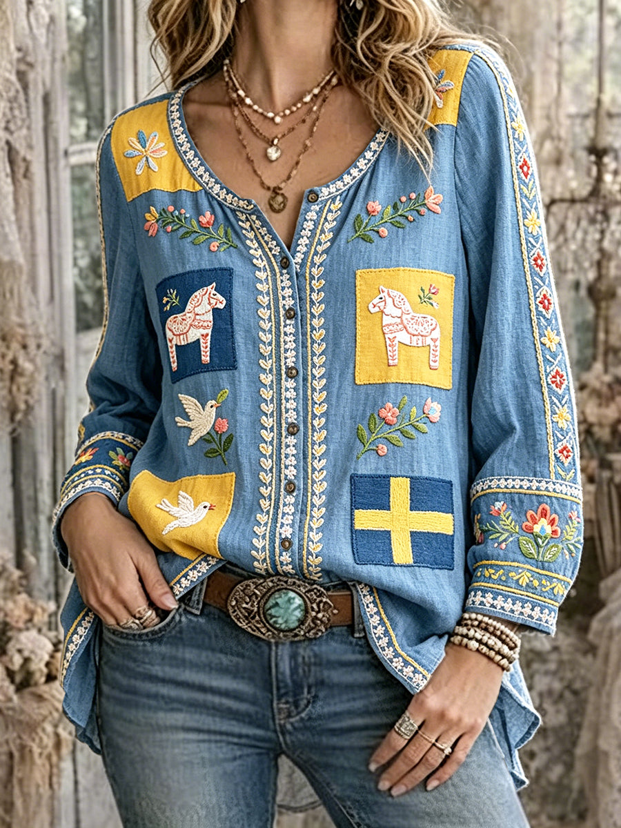 Damskjorta i himmelsblått med midsommarbroderi och tyllprint – av bomull och linne – i ledig stil