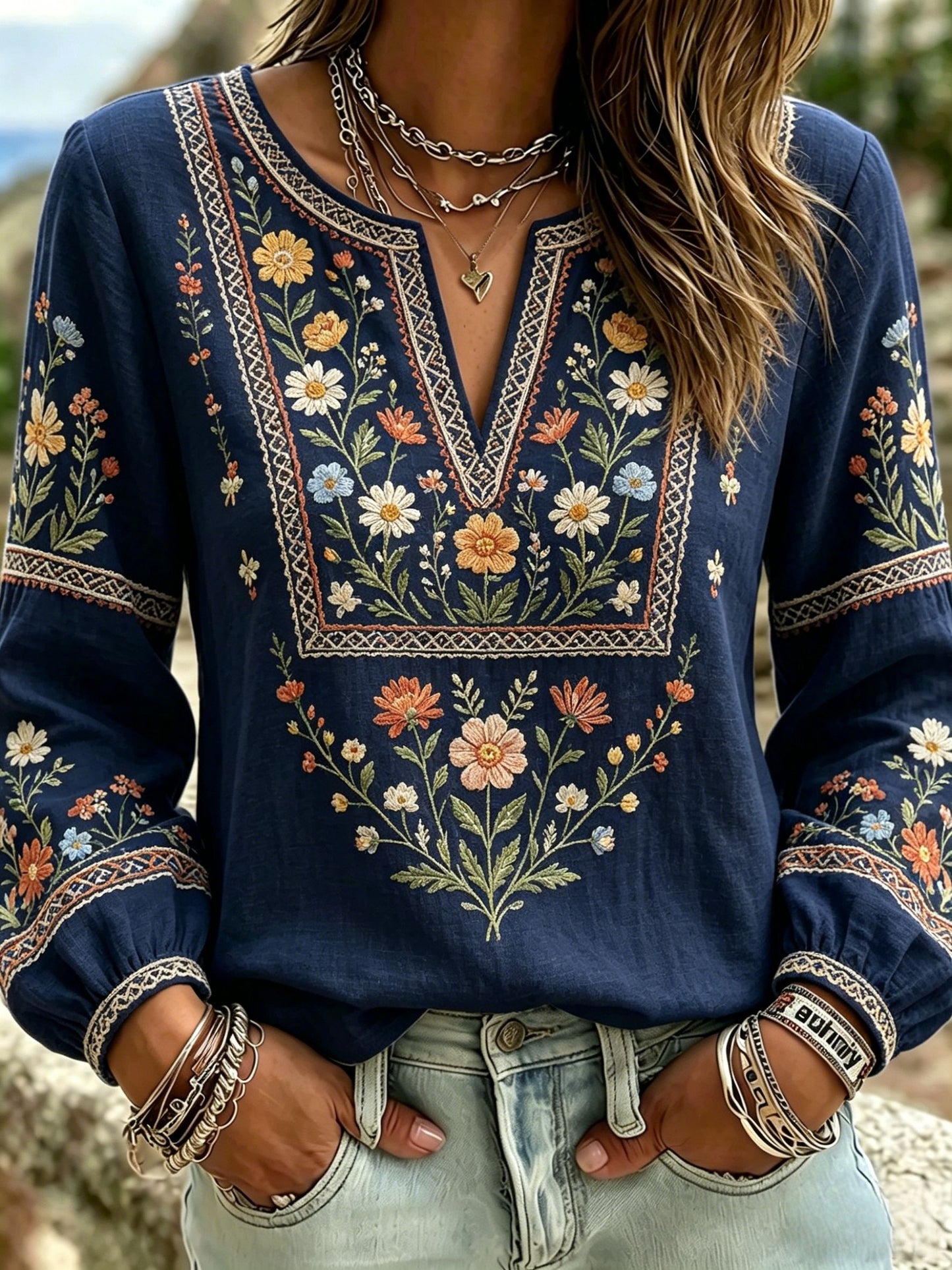 Dams retro svensk midsommarfolkloristisk blus i bomull-linntyg med blommönster