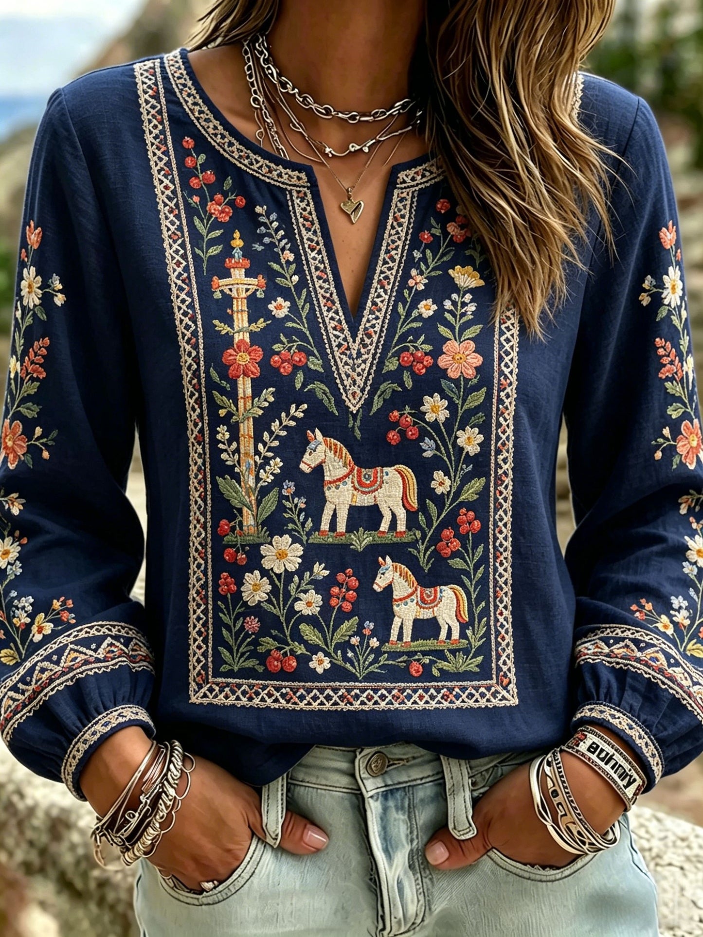 Dams retro svensk midsommarfolkloristisk blus i bomull-linntyg med blommönster