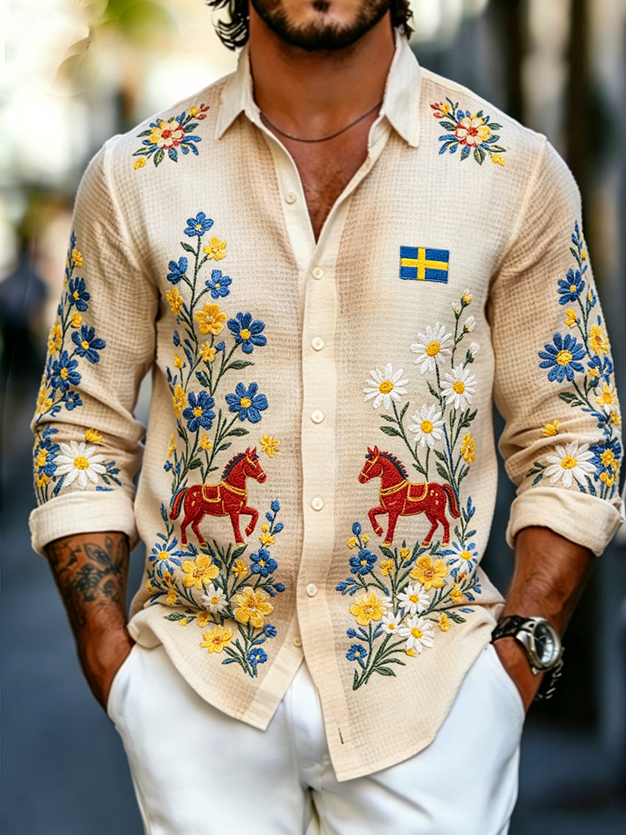 Herrskjorta i våffelstickat med långa ärmar och blommönster samt gunghästtryck