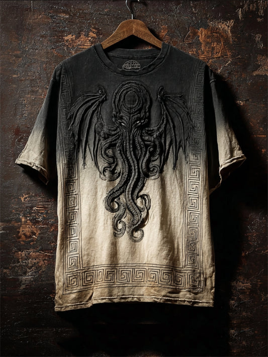 Manslångärmad t-shirt i mörk färg med kontrasterande gradient och tryck föreställande den gamla store Cthulhu