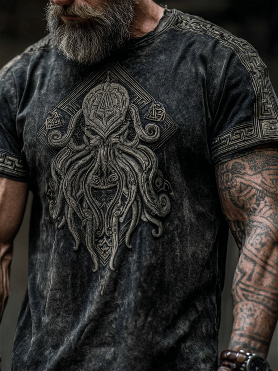 Herrlig t-shirt i vintagestil med konsttryck av Cthulhu, den store urgamle, och korta ärmar