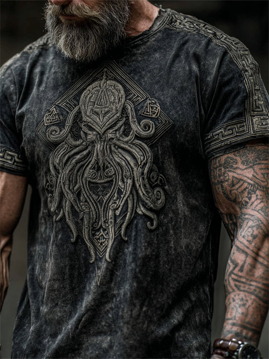 Herrlig t-shirt i vintagestil med konsttryck av Cthulhu, den store urgamle, och korta ärmar