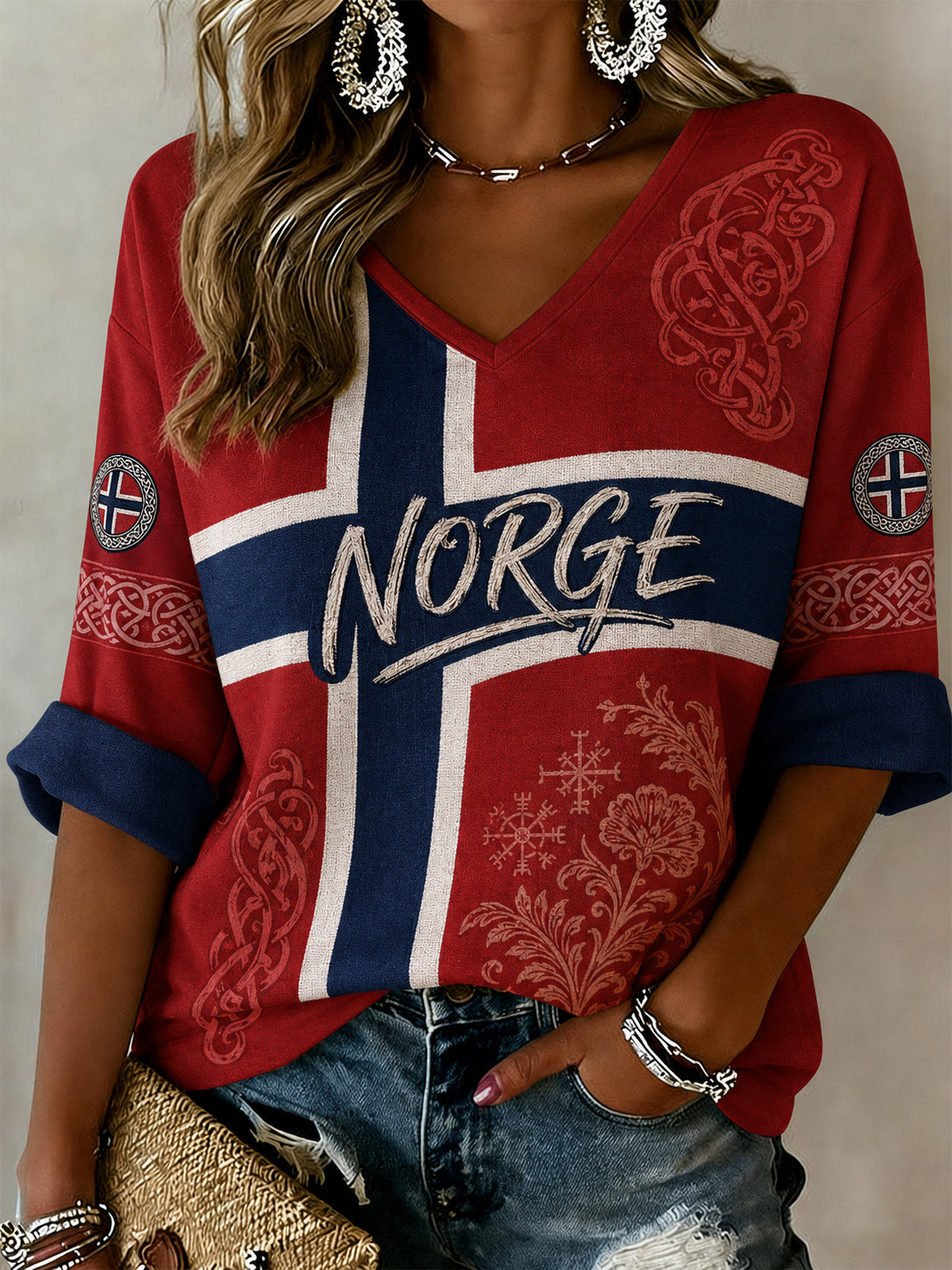 Damelue med retro vikingmotiv og V-utringning