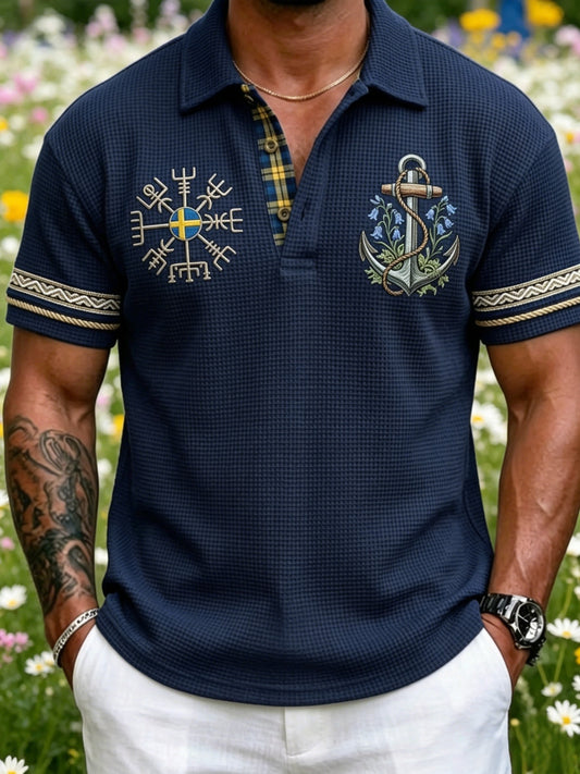 Herrpolotröja i retrostil med svensk midsommar- och folkmotiv i vafelmönster