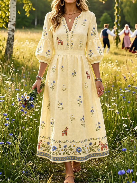Dammens midsommarlängdsklänning med blommönster