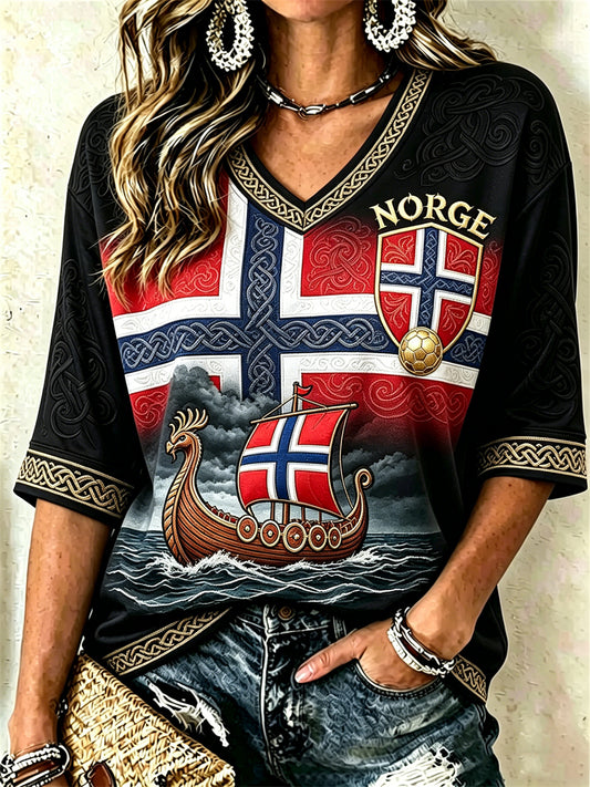 Kvinners Norge fotball vikingskip keltisk knute flagg gradienttrykk midtlange ermer V-utringning t-skjorte