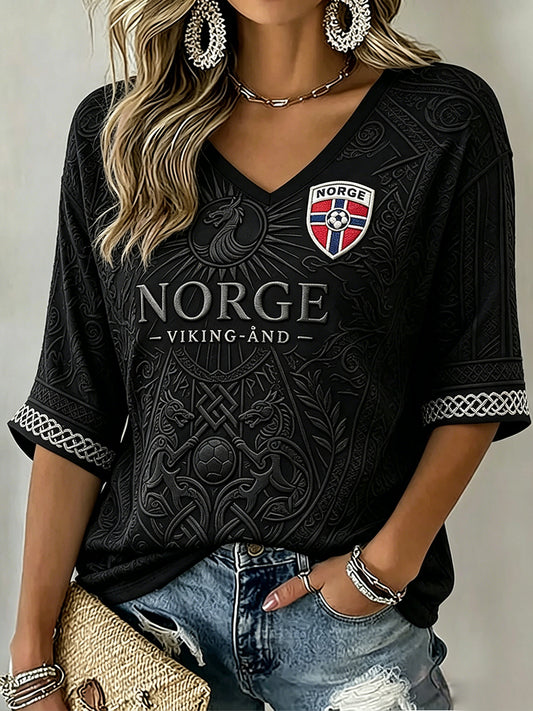 Dame-T-skjorte med viking-inspirert trykk, norsk fotballfan, halvlange ermer og V-utringning