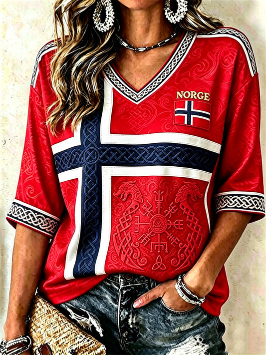 Damelue med trykk av Norges vikingflagg, vegvisir og keltisk knute, midtlange ermer og V-utringning