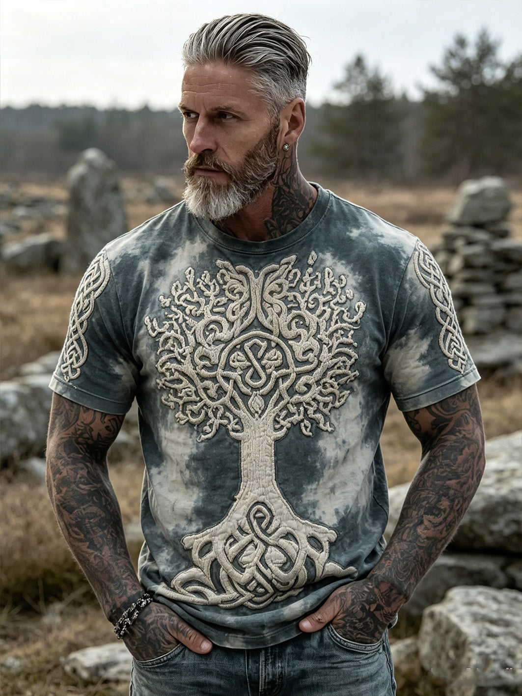 Herrlig retro-T-shirt med tryckt vikingatidigt livets träd, korta ärmar och ledig passform