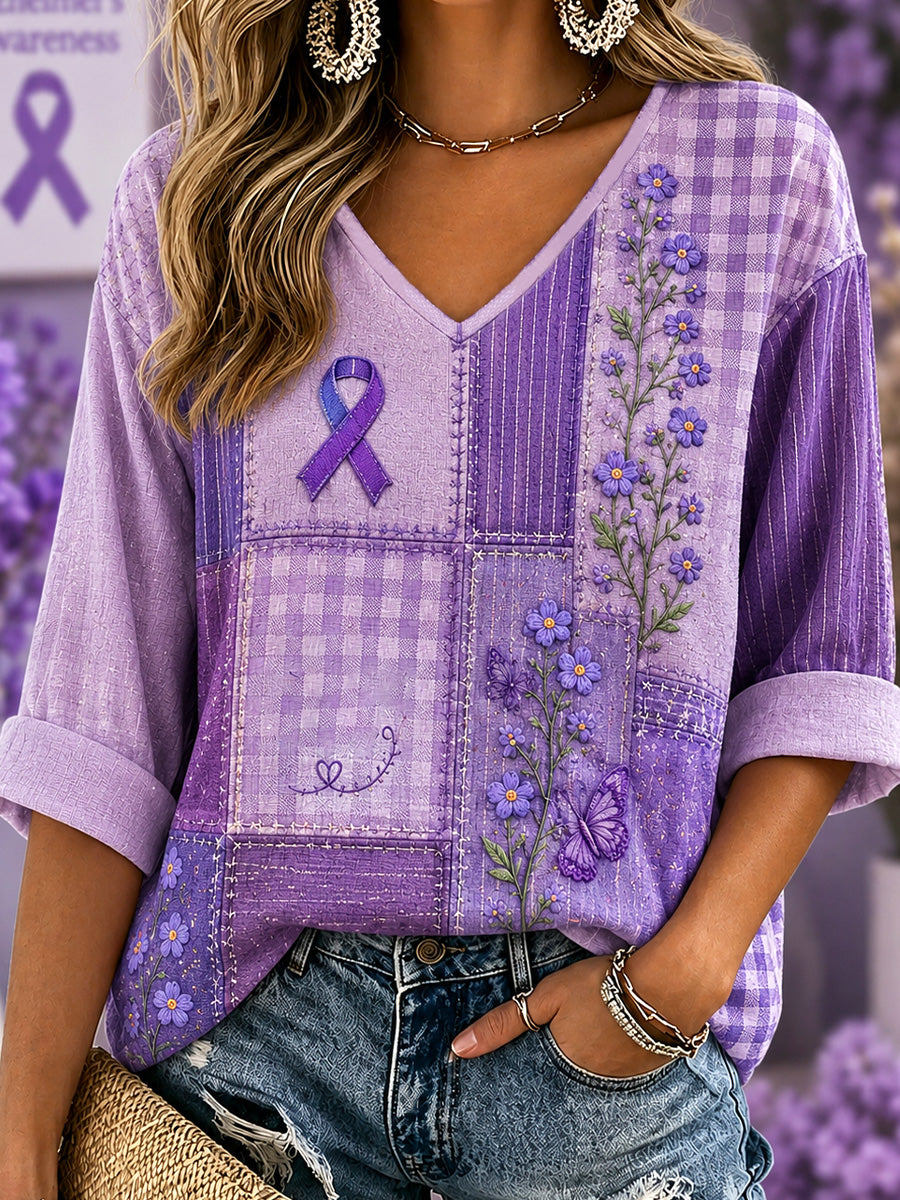 Dammössa med lila blommor och fjärilsmönster, hjärtat för Alzheimersmedvetenhet, v-ringad t-shirt