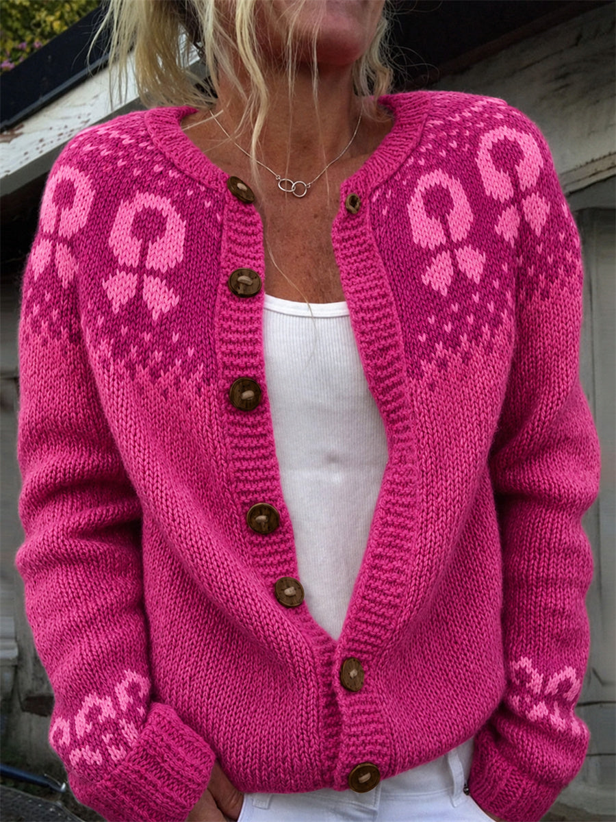 Kvinnlig mysig kofta med rosa band och tryck som höjer medvetenheten om bröstcancer