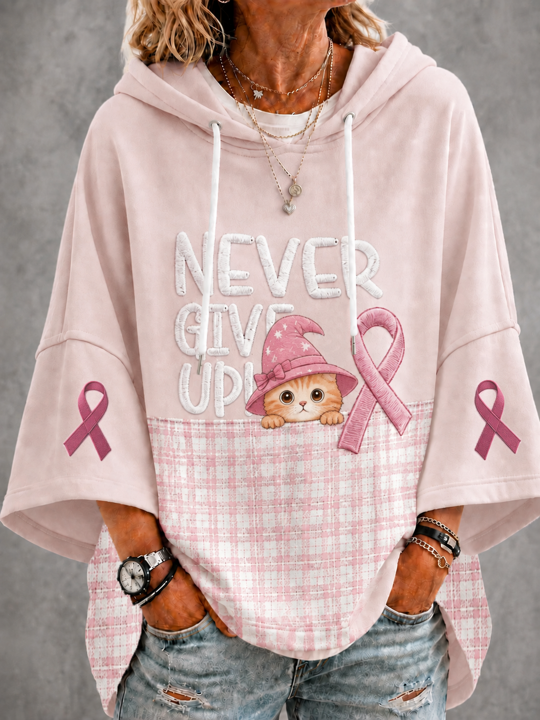 Kvinnlig tröja med korta ärmar och huva mot bröstcancer