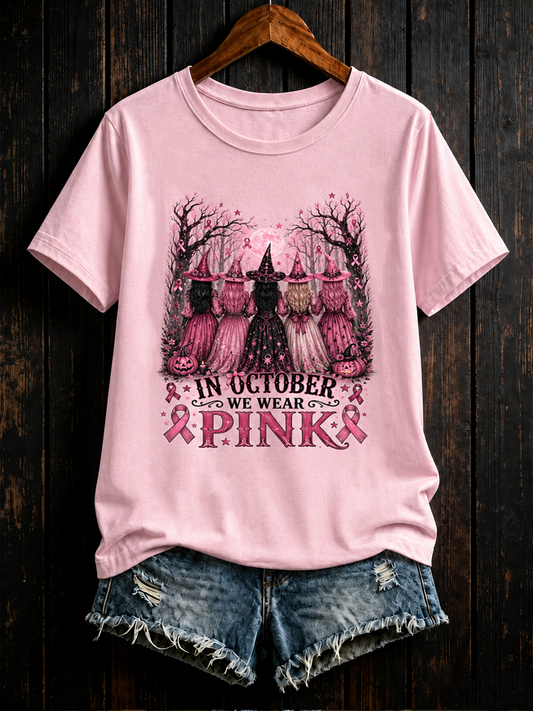 Kvinnor i oktober bär rosa kortärmade t-shirts