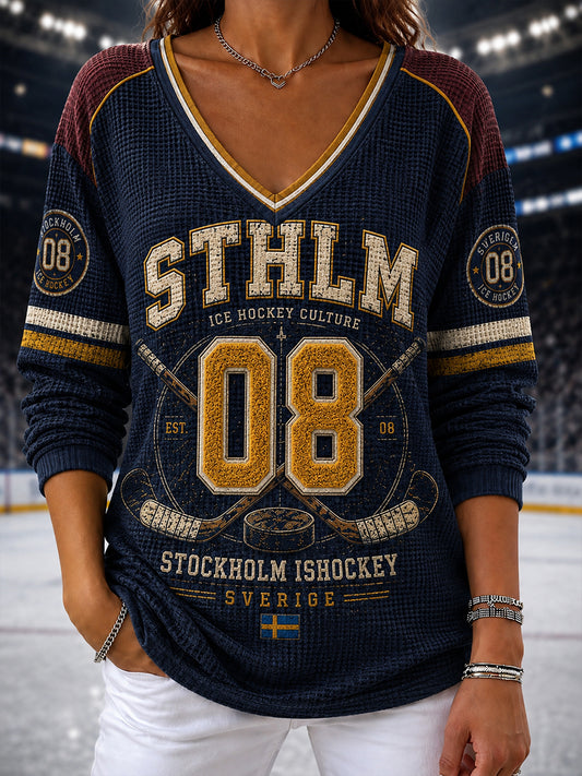 Damtröja i vintagestil från Stockholm, Sverige, med raglanärmar och ishockeymotiv
