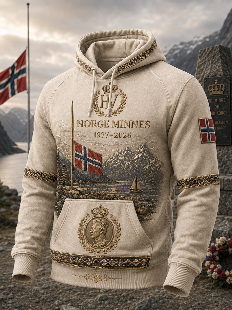Herrlig hettegenser i overdimensjonert stil med fallende skuldre og lommer til minne om Kong Harald V av Norge