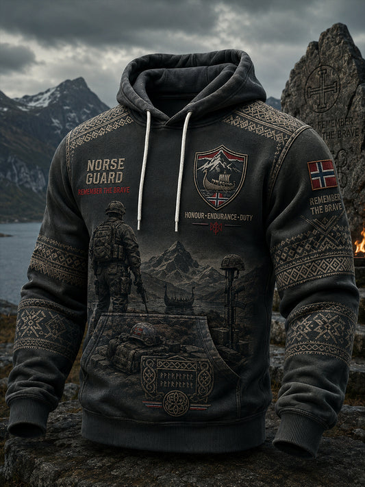 Herretrøye med lange ermer og hette, med militært inspirert grafisk trykk